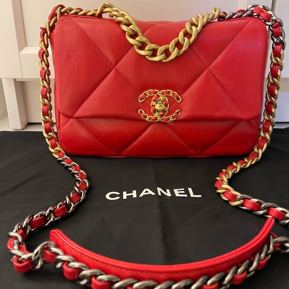 Chanel 19 small red in lamb leather - Picture 1 of 6